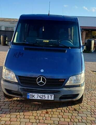 Синій Мерседес Sprinter, об'ємом двигуна 2.2 л та пробігом 500 тис. км за 5900 $, фото 1 на Automoto.ua