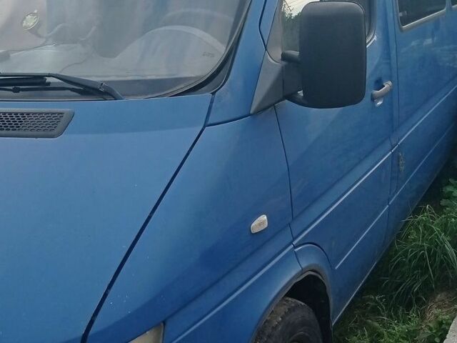 Синий Мерседес Sprinter, объемом двигателя 2.15 л и пробегом 402 тыс. км за 10000 $, фото 1 на Automoto.ua