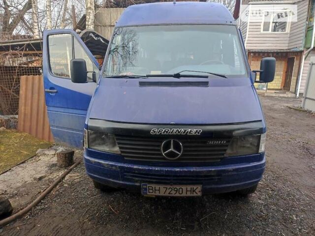 Синий Мерседес Sprinter, объемом двигателя 2.29 л и пробегом 800 тыс. км за 3900 $, фото 1 на Automoto.ua