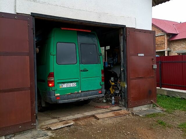 Зеленый Мерседес Sprinter, объемом двигателя 2.3 л и пробегом 650 тыс. км за 3000 $, фото 1 на Automoto.ua