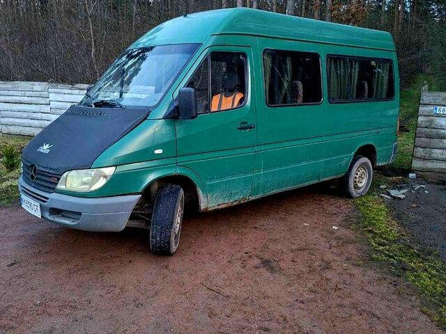 Зеленый Мерседес Sprinter, объемом двигателя 2.2 л и пробегом 300 тыс. км за 6500 $, фото 1 на Automoto.ua