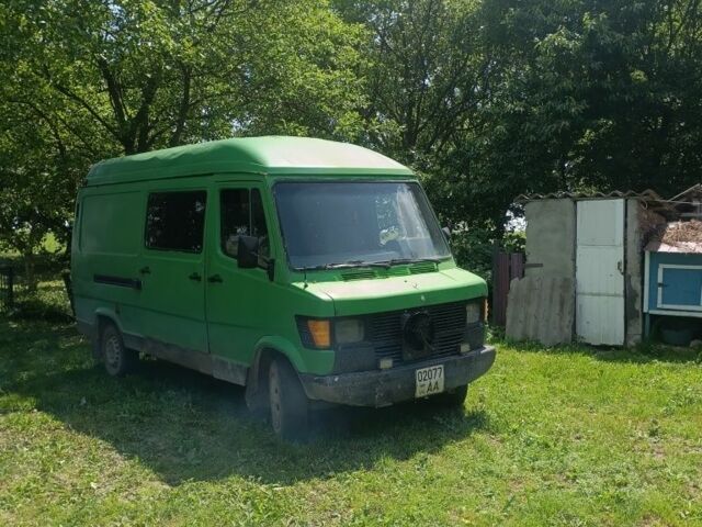 Зеленый Мерседес Sprinter, объемом двигателя 2 л и пробегом 300 тыс. км за 1500 $, фото 1 на Automoto.ua