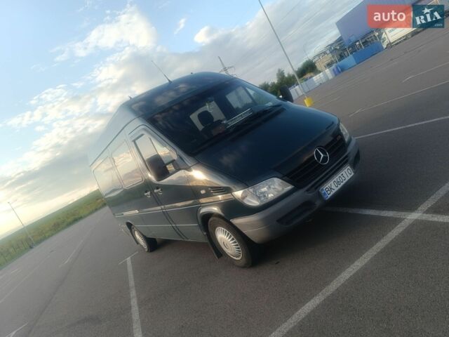 Зеленый Мерседес Sprinter, объемом двигателя 2.69 л и пробегом 400 тыс. км за 12000 $, фото 1 на Automoto.ua