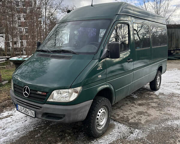 Зеленый Мерседес Sprinter, объемом двигателя 2.2 л и пробегом 210 тыс. км за 12000 $, фото 1 на Automoto.ua