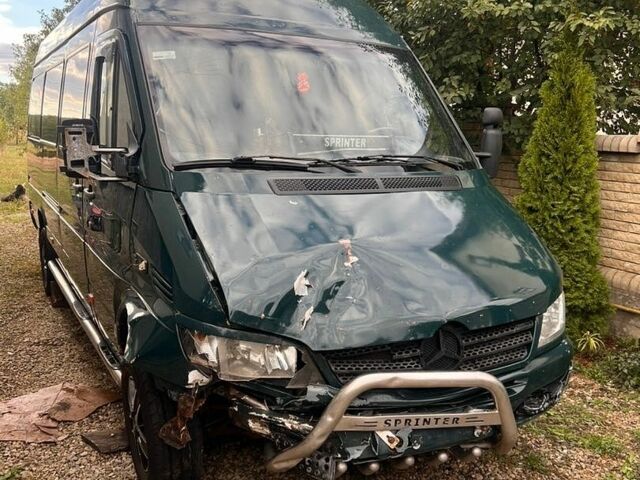 Зеленый Мерседес Sprinter, объемом двигателя 2.69 л и пробегом 400 тыс. км за 5800 $, фото 1 на Automoto.ua