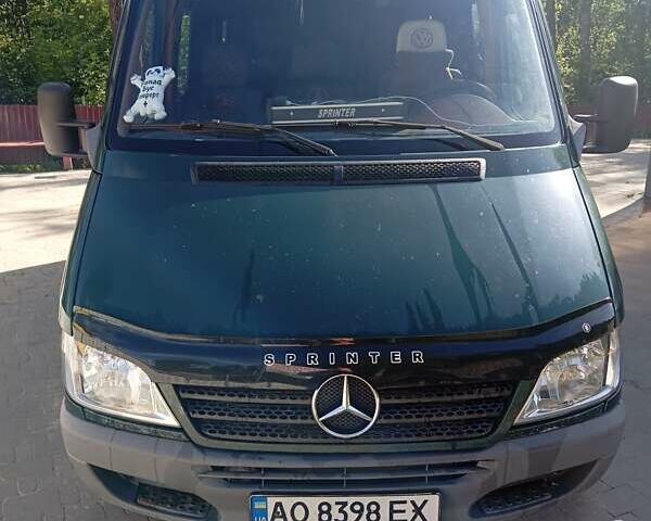 Зеленый Мерседес Sprinter, объемом двигателя 2.1 л и пробегом 400 тыс. км за 6900 $, фото 1 на Automoto.ua