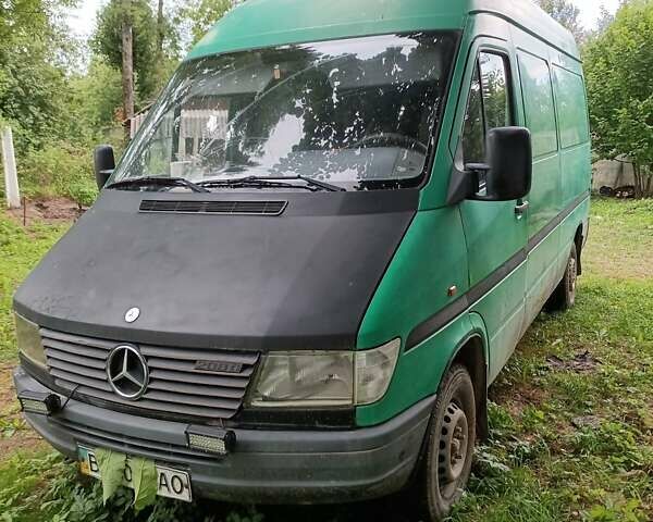 Зеленый Мерседес Sprinter, объемом двигателя 2.3 л и пробегом 600 тыс. км за 3500 $, фото 1 на Automoto.ua