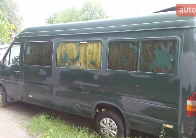 Зелений Мерседес Sprinter, об'ємом двигуна 2.3 л та пробігом 300 тис. км за 2700 $, фото 1 на Automoto.ua