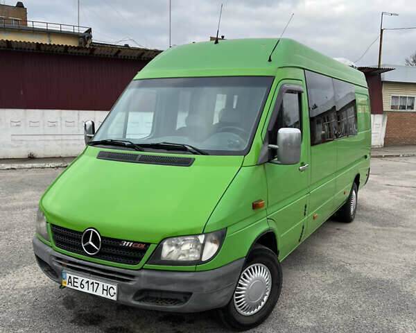 Зеленый Мерседес Sprinter, объемом двигателя 2.2 л и пробегом 720 тыс. км за 9800 $, фото 1 на Automoto.ua