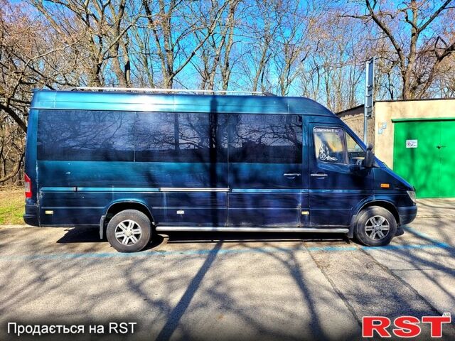 Зеленый Мерседес Sprinter, объемом двигателя 2.1 л и пробегом 650 тыс. км за 7500 $, фото 1 на Automoto.ua