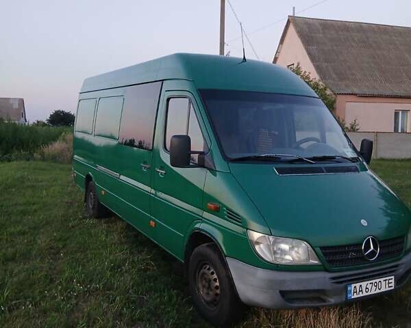 Зелений Мерседес Sprinter, об'ємом двигуна 2.2 л та пробігом 700 тис. км за 9000 $, фото 1 на Automoto.ua