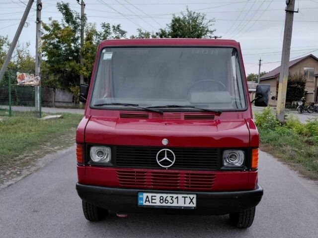 Красный Мерседес Т-мод, объемом двигателя 2.3 л и пробегом 487 тыс. км за 4000 $, фото 1 на Automoto.ua