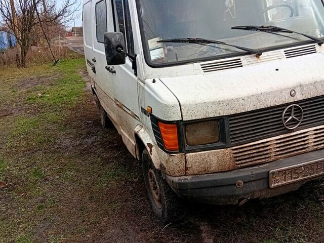 Белый Мерседес T1, объемом двигателя 2.5 л и пробегом 230 тыс. км за 1000 $, фото 1 на Automoto.ua