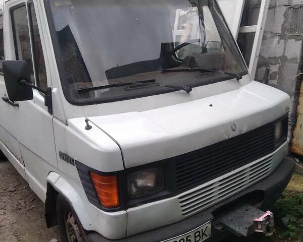 Білий Мерседес T1, об'ємом двигуна 2.87 л та пробігом 300 тис. км за 2300 $, фото 1 на Automoto.ua