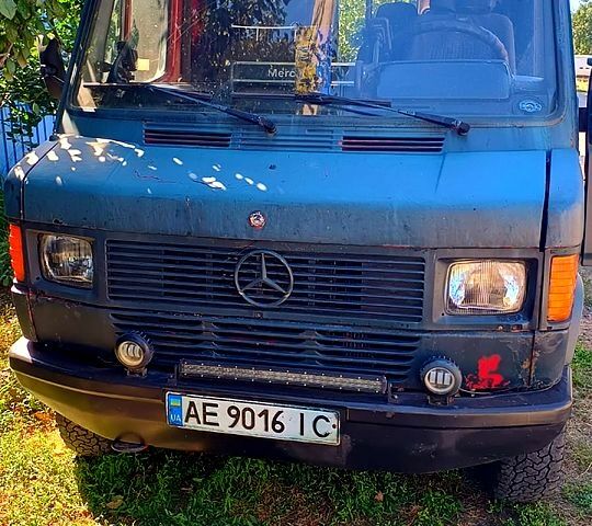 Красный Мерседес T1, объемом двигателя 2.9 л и пробегом 180 тыс. км за 3000 $, фото 1 на Automoto.ua