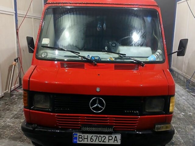 Красный Мерседес T1, объемом двигателя 2.9 л и пробегом 300 тыс. км за 2000 $, фото 1 на Automoto.ua