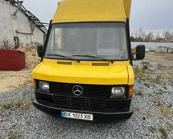 Желтый Мерседес T1, объемом двигателя 2.3 л и пробегом 400 тыс. км за 3100 $, фото 1 на Automoto.ua