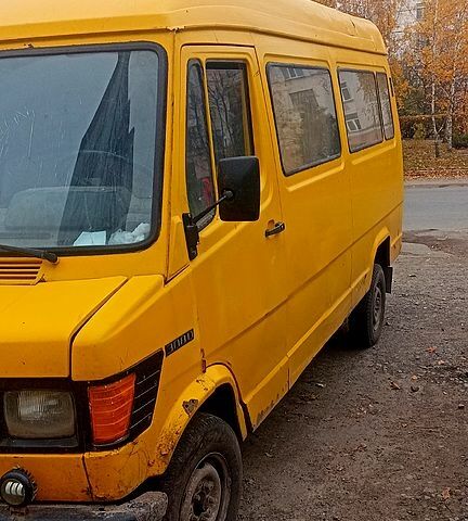 Жовтий Мерседес T1, об'ємом двигуна 2.3 л та пробігом 400 тис. км за 1200 $, фото 1 на Automoto.ua