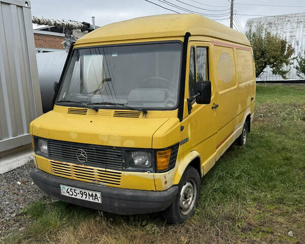 Желтый Мерседес T1, объемом двигателя 2.3 л и пробегом 300 тыс. км за 1700 $, фото 1 на Automoto.ua