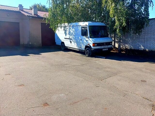 Белый Мерседес T2, объемом двигателя 4 л и пробегом 400 тыс. км за 5200 $, фото 1 на Automoto.ua