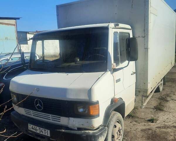 Белый Мерседес T2, объемом двигателя 4.6 л и пробегом 320 тыс. км за 3800 $, фото 1 на Automoto.ua