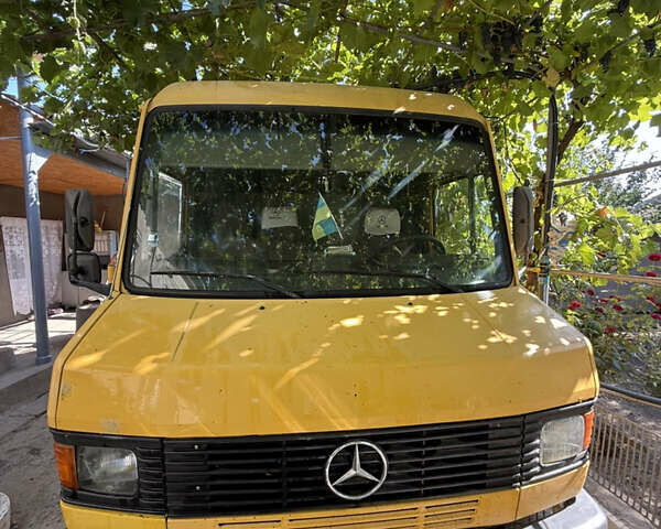 Желтый Мерседес T2, объемом двигателя 4 л и пробегом 94 тыс. км за 6500 $, фото 1 на Automoto.ua