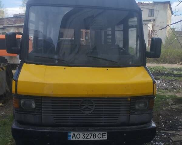 Желтый Мерседес T2, объемом двигателя 2.3 л и пробегом 500 тыс. км за 3450 $, фото 1 на Automoto.ua