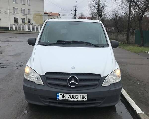 Белый Мерседес Вито, объемом двигателя 2.14 л и пробегом 430 тыс. км за 9100 $, фото 1 на Automoto.ua