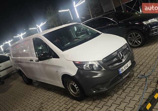Белый Мерседес Вито, объемом двигателя 2.14 л и пробегом 440 тыс. км за 21500 $, фото 1 на Automoto.ua