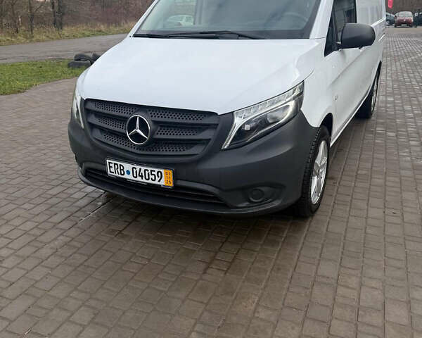Белый Мерседес Вито, объемом двигателя 2 л и пробегом 178 тыс. км за 26500 $, фото 1 на Automoto.ua