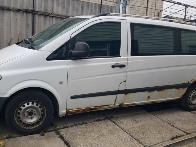 Белый Мерседес Вито, объемом двигателя 2.2 л и пробегом 350 тыс. км за 6000 $, фото 1 на Automoto.ua