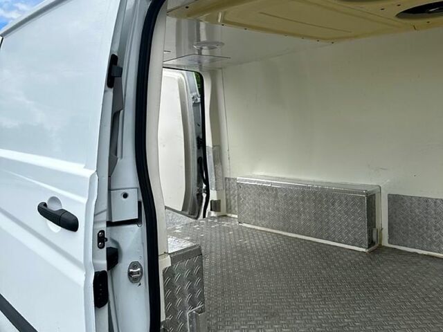 Белый Мерседес Вито, объемом двигателя 2.1 л и пробегом 320 тыс. км за 10470 $, фото 1 на Automoto.ua