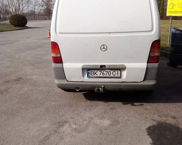Белый Мерседес Вито, объемом двигателя 2.3 л и пробегом 392 тыс. км за 3200 $, фото 1 на Automoto.ua