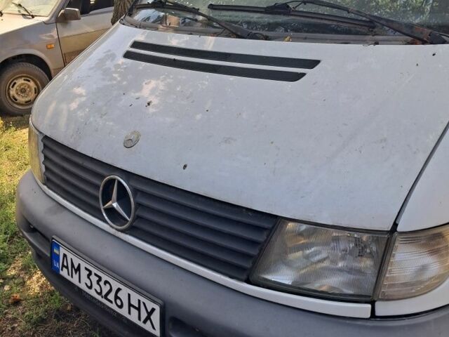 Белый Мерседес Вито, объемом двигателя 2.2 л и пробегом 400 тыс. км за 1700 $, фото 1 на Automoto.ua