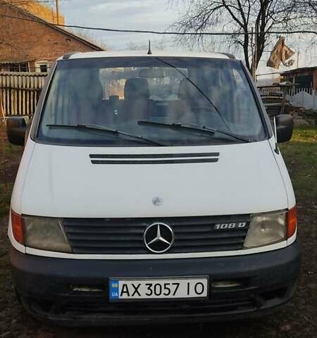 Белый Мерседес Вито, объемом двигателя 2.3 л и пробегом 346 тыс. км за 3800 $, фото 1 на Automoto.ua