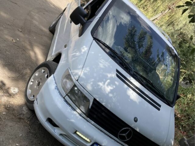 Белый Мерседес Вито, объемом двигателя 2.2 л и пробегом 469 тыс. км за 4000 $, фото 1 на Automoto.ua