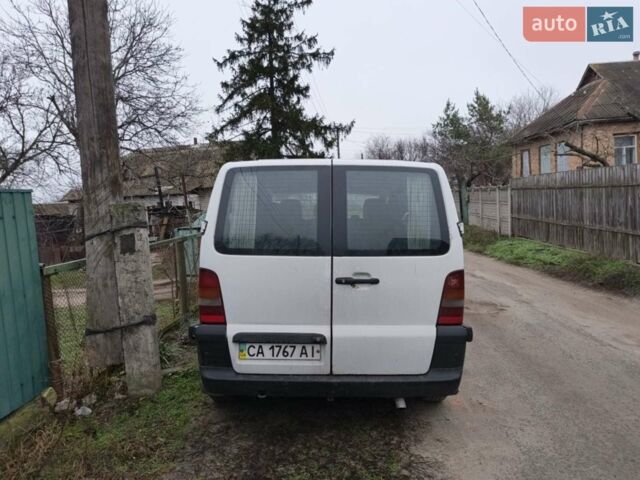 Белый Мерседес Вито, объемом двигателя 2.2 л и пробегом 323 тыс. км за 4000 $, фото 1 на Automoto.ua