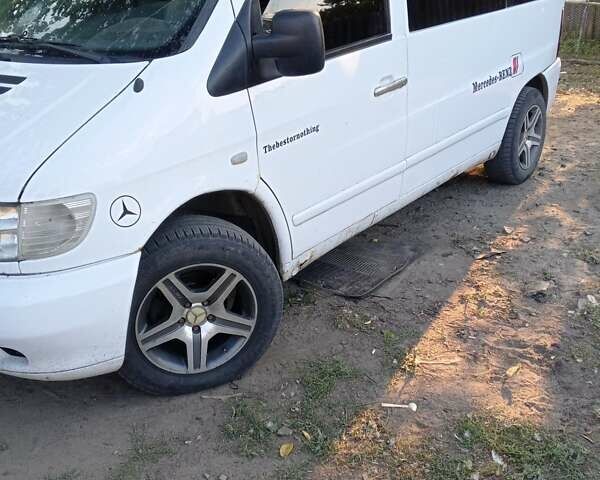 Белый Мерседес Вито, объемом двигателя 2.15 л и пробегом 380 тыс. км за 4000 $, фото 1 на Automoto.ua