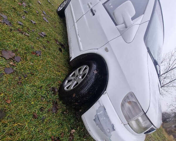 Белый Мерседес Вито, объемом двигателя 2.15 л и пробегом 350 тыс. км за 3000 $, фото 1 на Automoto.ua