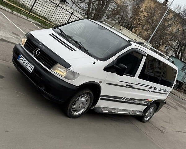 Белый Мерседес Вито, объемом двигателя 2.15 л и пробегом 300 тыс. км за 4199 $, фото 1 на Automoto.ua