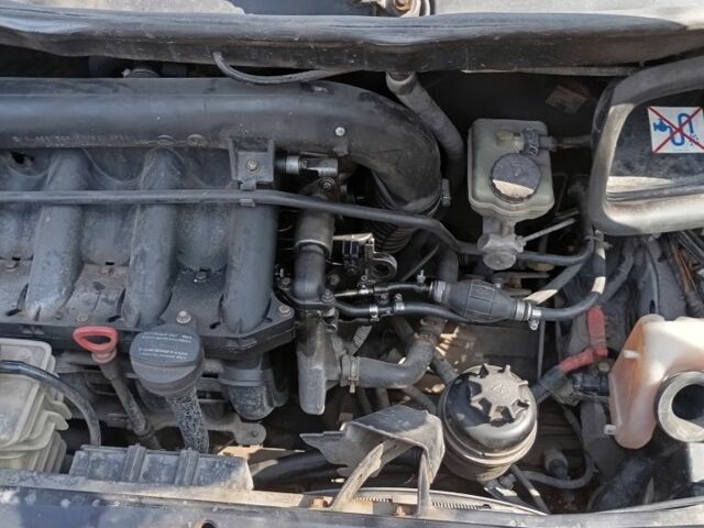 Белый Мерседес Вито, объемом двигателя 2.1 л и пробегом 450 тыс. км за 4000 $, фото 1 на Automoto.ua