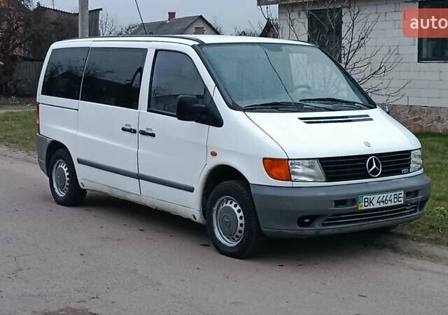 Белый Мерседес Вито, объемом двигателя 2.2 л и пробегом 300 тыс. км за 3750 $, фото 1 на Automoto.ua