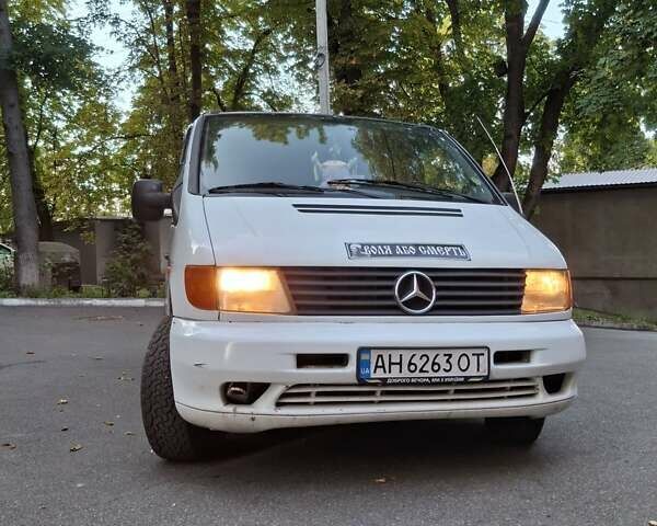 Белый Мерседес Вито, объемом двигателя 2.2 л и пробегом 300 тыс. км за 4300 $, фото 1 на Automoto.ua