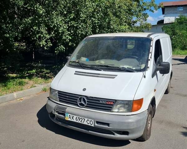 Белый Мерседес Вито, объемом двигателя 2.15 л и пробегом 443 тыс. км за 2900 $, фото 1 на Automoto.ua