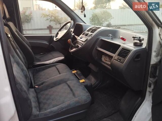 Белый Мерседес Вито, объемом двигателя 2.15 л и пробегом 190 тыс. км за 2500 $, фото 1 на Automoto.ua