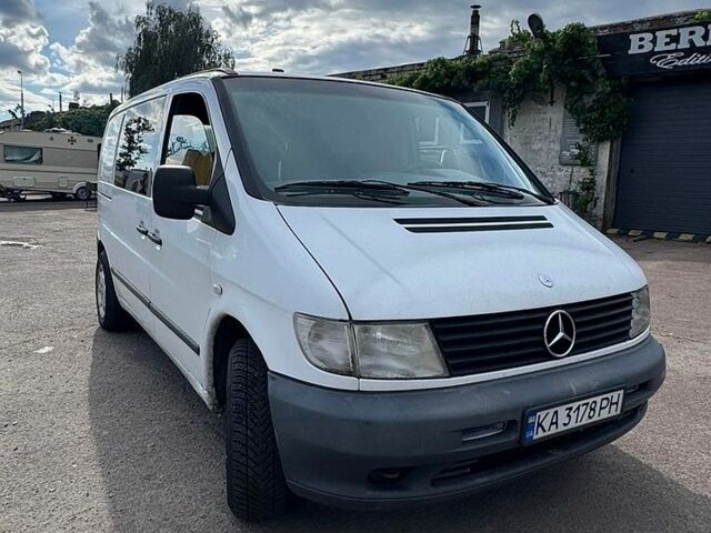 Белый Мерседес Вито, объемом двигателя 2.2 л и пробегом 395 тыс. км за 4300 $, фото 1 на Automoto.ua