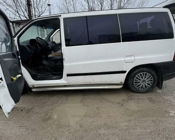 Белый Мерседес Вито, объемом двигателя 2.15 л и пробегом 270 тыс. км за 5000 $, фото 1 на Automoto.ua