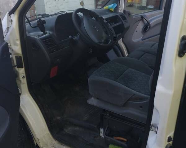 Белый Мерседес Вито, объемом двигателя 2.15 л и пробегом 400 тыс. км за 3200 $, фото 1 на Automoto.ua