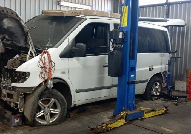 Белый Мерседес Вито, объемом двигателя 2.2 л и пробегом 350 тыс. км за 923 $, фото 1 на Automoto.ua