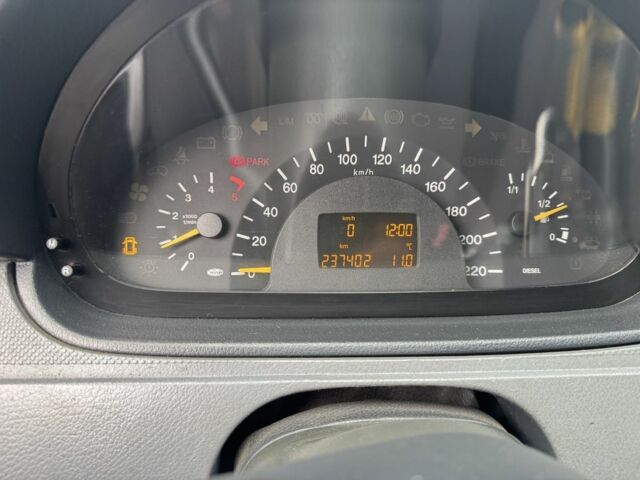 Белый Мерседес Вито, объемом двигателя 2.2 л и пробегом 237 тыс. км за 6800 $, фото 1 на Automoto.ua